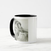 Junge, der Gesicht macht Tasse (Vorderseite Links)