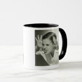 Junge, der Gesicht macht Tasse (VorderseiteRechts)