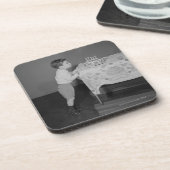 Junge, der heraus Kerzen durchbrennt Getränkeuntersetzer (Linke Seite)