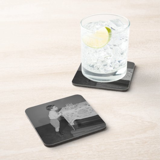 Junge, der heraus Kerzen durchbrennt Getränkeuntersetzer (Rechte Seite)