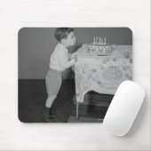 Junge, der heraus Kerzen durchbrennt Mousepad (Mit Mouse)