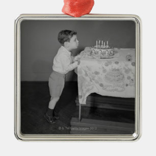 Junge, der heraus Kerzen durchbrennt Silbernes Ornament