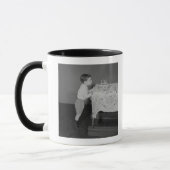 Junge, der heraus Kerzen durchbrennt Tasse (Links)