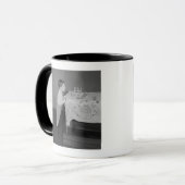 Junge, der heraus Kerzen durchbrennt Tasse (Vorderseite Links)