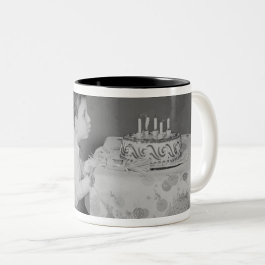 Junge, der heraus Kerzen durchbrennt Zweifarbige Tasse (VorderseiteRechts)