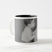 Junge, der heraus Kerzen durchbrennt Zweifarbige Tasse (Vorderseite Links)