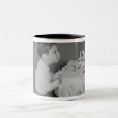 Junge, der heraus Kerzen durchbrennt Zweifarbige Tasse (Mittel)