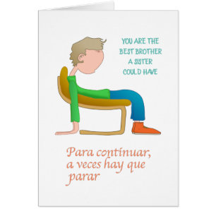 Junge, der sich im Stuhl zurückhält