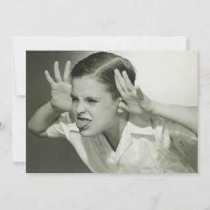 Junge, der sich ins Gesicht stellt