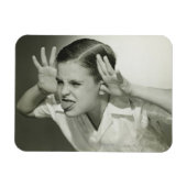 Junge, der sich ins Gesicht stellt Magnet (Horizontal)