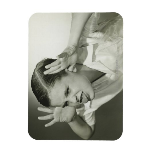 Junge, der sich ins Gesicht stellt Magnet (Vertikal)