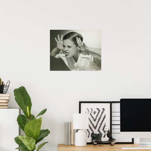 Junge, der sich ins Gesicht stellt Poster (Heimbüro)