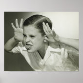 Junge, der sich ins Gesicht stellt Poster (Vorne)