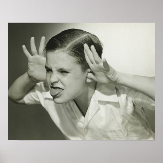 Junge, der sich ins Gesicht stellt Poster (Vorne)