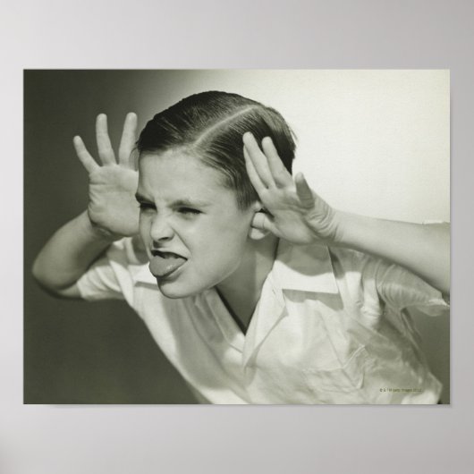 Junge, der sich ins Gesicht stellt Poster (Vorne)