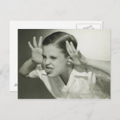 Junge, der sich ins Gesicht stellt Postkarte (Vorne/Hinten)