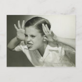 Junge, der sich ins Gesicht stellt Postkarte (Vorderseite)