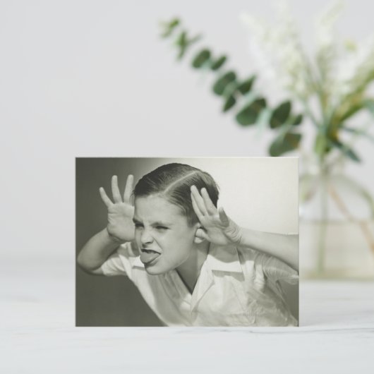Junge, der sich ins Gesicht stellt Postkarte (Stehend Vorderseite)