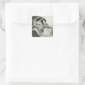 Junge, der sich ins Gesicht stellt Quadratischer Aufkleber (Tasche)