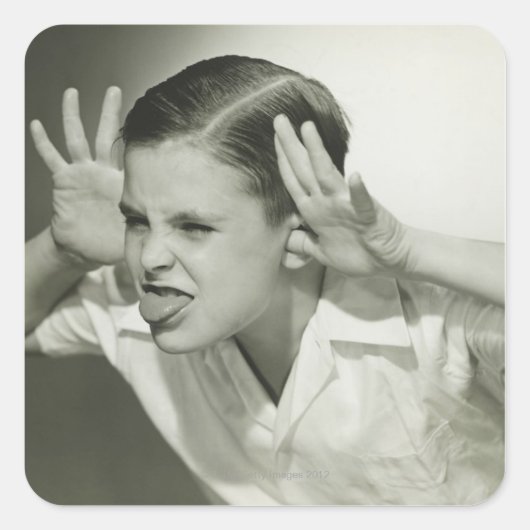 Junge, der sich ins Gesicht stellt Quadratischer Aufkleber (Vorderseite)