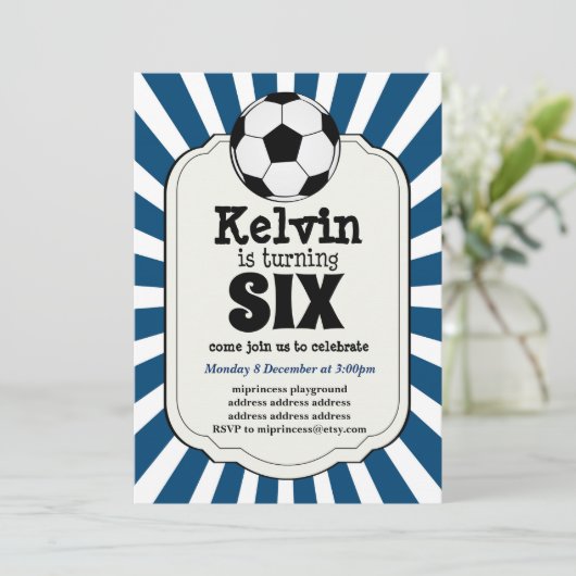 Junge, der SIX Soccer Ball einlädt Einladung (Stehend Vorderseite)