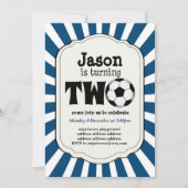 Junge, der zwei Fußballball-Einladung macht Einladung (Vorderseite)