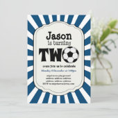 Junge, der zwei Fußballball-Einladung macht Einladung (Stehend Vorderseite)