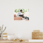 Junge, die auf Stufen außerhalb der Schule lesen, Poster (Küche)