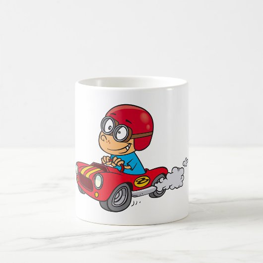 Junge, die Red Race Car fahren Kaffeetasse