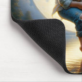 Junge, die von einem Halbmond fischen Mousepad (Ecke)