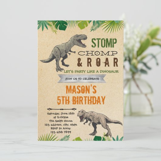 Junge Dinosaurier Geburtstagsthema Einladung (Stehend Vorderseite)