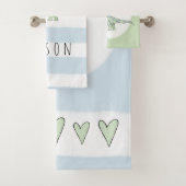 Junge Dinosaurier mit Kindername Badhandtuch Set (Insitu)