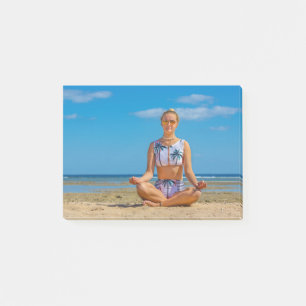 Junge Dutch Frau meditieren am Strand.JPG Post-it Klebezettel