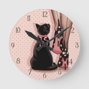Junge elegante Frau und schwarze Katze Runde Wanduhr