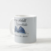 Junge erwachsene Romanautoren tun es zwischen den Kaffeetasse (Vorderseite Links)