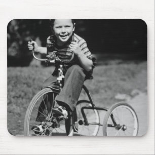 Junge fährt Dreirad Mousepad