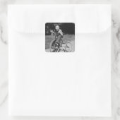Junge fährt Dreirad Quadratischer Aufkleber (Tasche)