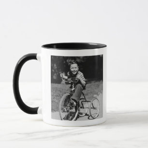 Junge fährt Dreirad Tasse