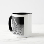 Junge fährt Dreirad Tasse (Vorderseite Links)