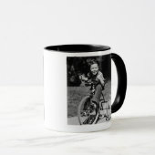 Junge fährt Dreirad Tasse (VorderseiteRechts)