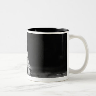 Junge fährt Dreirad Zweifarbige Tasse
