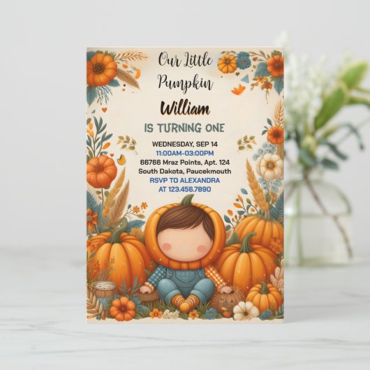 Junge Farm kids unser kleiner Kürbis, der einen um Einladung (Stehend Vorderseite)
