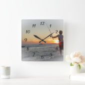 Junge fischen von der Seefernuhr Quadratische Wanduhr (Zuhause)