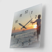 Junge fischen von der Seefernuhr Quadratische Wanduhr (Winkel)