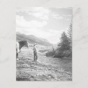 Junge fliegen angeln. postkarte