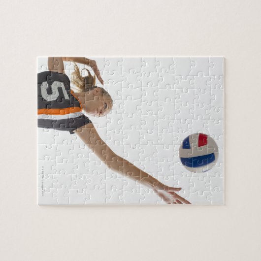 Junge Frau (16-17), die Volleyball spielt Puzzle (Horizontal)
