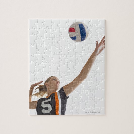 Junge Frau (16-17), die Volleyball spielt Puzzle (Vertikal)