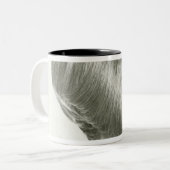 Junge Frau 2 Zweifarbige Tasse (Vorderseite Links)