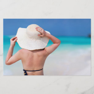 Junge Frau am Strand Flyer
