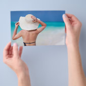 Junge Frau am Strand Flyer (Handgriff)